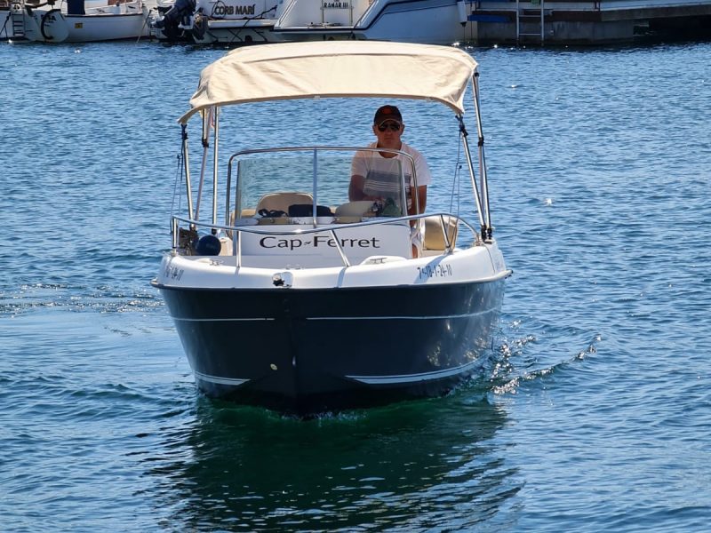 CAP FERRET 502